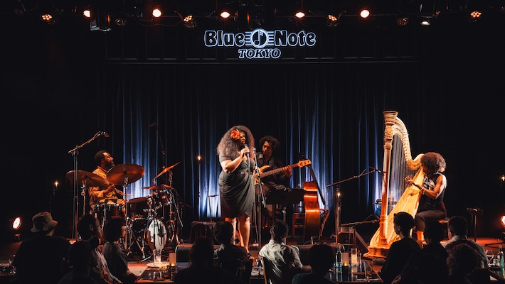 Brandee Younger 在 Blue Note Tokyo 的演出现场，2023