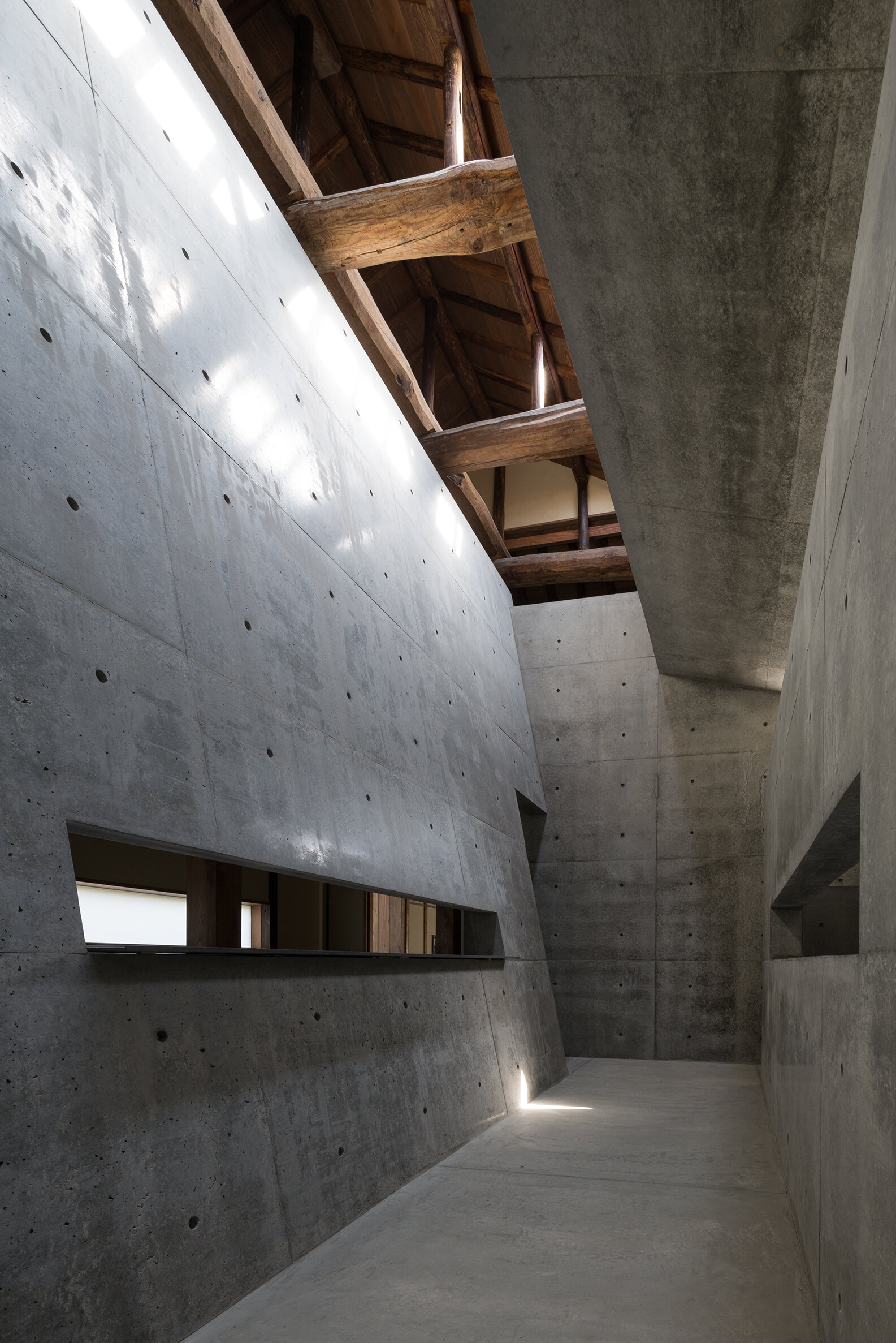 ANDO MUSEUM 内部清水混凝土接缝、孔洞与光线